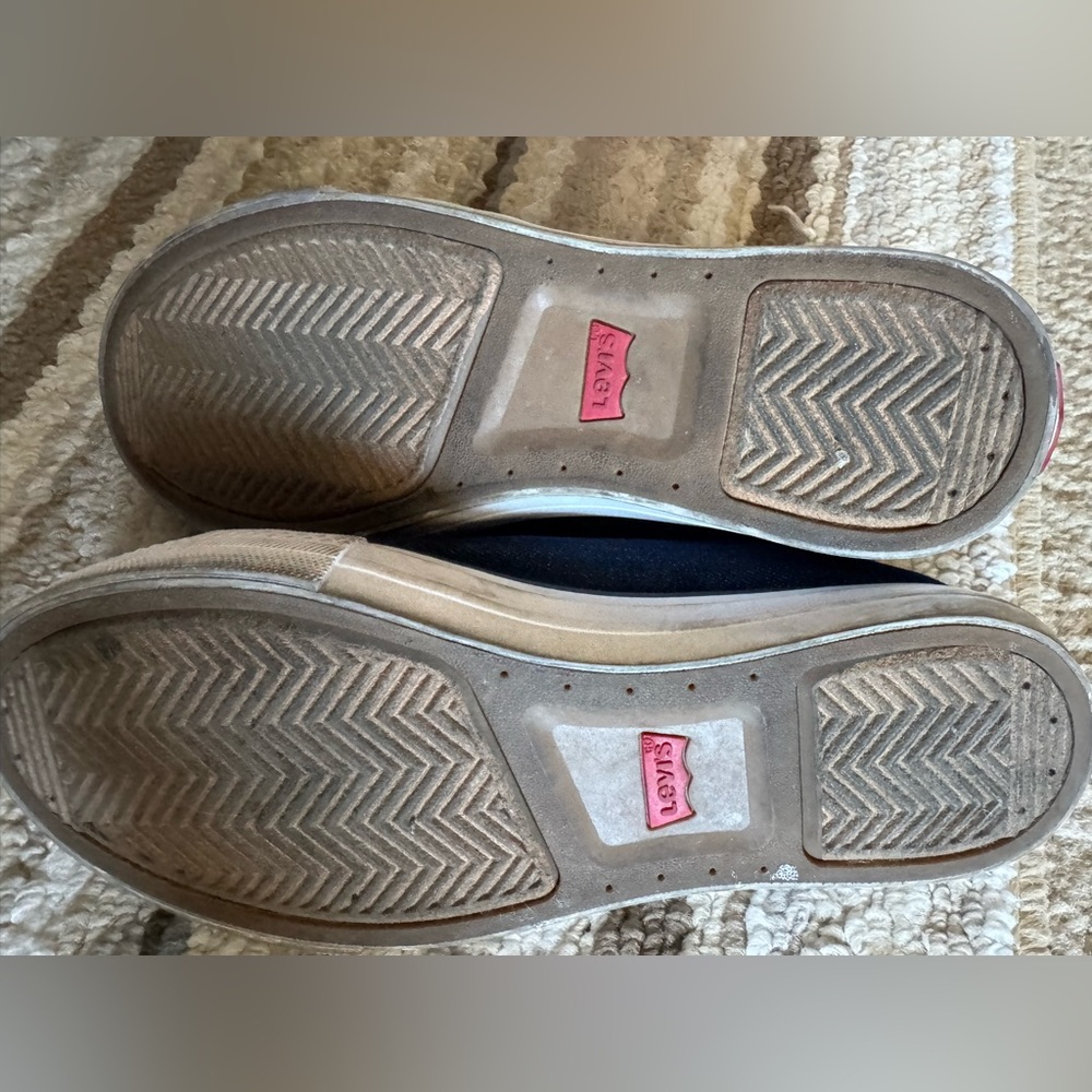 Levi’s slip-on women’s sneakers - pre-loved/EUC like new Size 6 - Picture 4 of 5